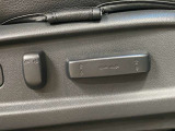 【パワーシート】電動でシートポジションの変更が可能です。手動式より細かくシート設定が可能ですのでより快適な姿勢でドライブを楽しんで頂けるでしょう。
