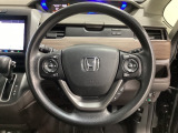 ハンドルにHondaセンシング系のクルーズコントロールやレーンキープアシストなどのスイッチと、オーディオの操作スイッチが装備されています。ハンドルから手を離さず安全に操作できます。