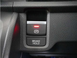 電子制御パーキングブレーキ搭載で指一本で簡単に操作することができます。さらに停車中に、ブレーキペダルを踏み続けなくても、自動的にブレーキを保持する機能である、オートマチックブレーキホールド付きです。