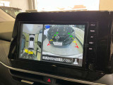 空から見たような映像で駐車ができるアラウンドビューモニター。ひと目でわかるセンサーに前後の衝突被害軽減ブレーキ付き。