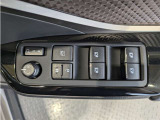 パワーウィンドウのスイッチですよ。 運転席に居ながら窓を開け閉めのコントロールできますよ。 ロック機能で、子供がイタズラして窓を開けるという事も無くなりますよ。
