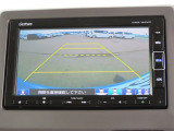 リアワイドカメラシステム!従来の視野に加えて、後方側方を約180&deg;まで見えるワイドビューと、後方を真上から見たような視野で駐車時などに便利なトップダウンビューの3つの視野があります!