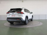 「ダブルウィッシュボーン式」のリヤサスペンションを採用。質感に優れた、心地よい乗車感を実現しています。
