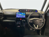 運転席周りのレイアウトをご覧ください。ナビゲーションが綺麗に装着されすっきり収まってますね!
