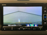 【バックカメラ】運転が苦手な方も車庫入れラクラクです!ギアをリバースに入れれば自動的に切り換わりますので、面倒な操作は不要です♪狭い駐車場もお車を傷つけず安心ですね!