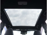 【パノラマルーフ】開放感を満喫できるパノラマルーフ付き!空を眺められるっていいですね♪