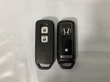スマートキーを装備しています。鍵を差し込むことなくドアロックの開け閉めと、スタートボタン操作でのエンジンスタートができます。スペアキーも同じものを用意しております。