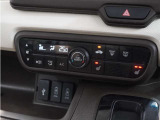 【オートエアコン】温度を設定すれば自動で快適な車内温度を保ちます。エアコン内部の高性能脱臭フィルターで車内のアレルゲンや花粉を除去。