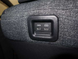 後席の方も使いやすい様に全席の後ろにスマートフォンなどを充電できるUSB端子を装備していますよ(^^)/