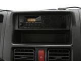 ラジオを聴きながら移動できるシンプルなセンターパネル。スイッチ類が扱いやすい位置に配置されており、手袋をしたままでも直感的に操作が行える実用的なレイアウトです。