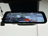 デジタルインナーミラーが付いています。車両後方カメラの映像をインナーミラー内のディスプレイに表示。