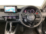【ハンドル】運転にかかわる様々な操作を安全に行えるように視点移動が少なく操作性に配慮されたスイッチ類が凝縮されたコックピットです。