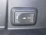 充電用USB端子付き。スマートフォンなどの充電に便利です。