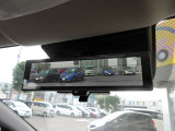 スマートルームミラーを装備しております。バックドアにカメラがついているので荷物を積んでいる場合や人を乗せていても視界良好です
