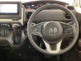 【ハンドル】運転にかかわる様々な操作を安全に行えるように視点移動が少なく操作性に配慮されたスイッチ類が凝縮されたコックピットです。