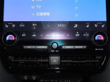 【オートエアコン】一度お好みの温度に設定すれば、車内の温度を検知し風量や温度を自動で調整。暑い&hellip;寒い&hellip;と何度もスイッチ操作をする必要はありません。快適な車内空間には必須の機能ですね♪
