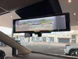 後席の荷物や乗員に遮られないクリアな後方視界を実現。スイッチ一つで通常の鏡面と切替可能です!