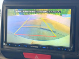 【バックカメラ】駐車時に後方がリアルタイム映像で確認できます。大型商業施設や立体駐車場での駐車時や、夜間のバック時に大活躍!運転スキルに関わらず、今や必須となった装備のひとつです!