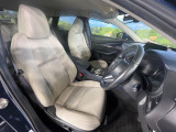 運転席まわりには十分なスペースがあり、大柄な方でもゆったり運転していただける環境です。