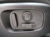 パワーシート『電動パワーシートですので運転中のシート調節も安全に行えます。微調整も可能ですのであなただけのドライビングポジションを実現します。』