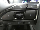 【ステアリングスイッチ】ステアリングから手を伸ばさなくても簡単にオーディオコントロールできますので、安全ですね。
