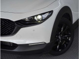 【フロント パーキングセンサー】バンパーに付いたセンサーが障害物を検知。一定の距離に近づくとアラートで教えてくれます。狭い駐車スペースや車庫入れ時も安心です。