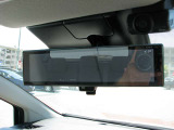 スマートルームミラーです。多人数乗車時やお荷物の多い時でも カメラで後部を映し出します。