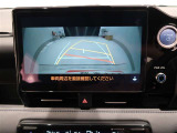 ステアリングと連動したガイド機能付きリヤモニターを装備しております。