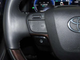 【ステアリングスイッチ】運転中に視線を前に向けたまま画面の操作できます。