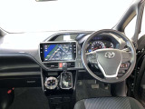 運転席は見やすく整理され、ナビも美しく装着され操作性にも優れています!