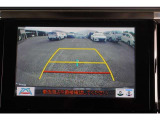 【バックモニター】 後退時に車両の後ろ側を表示します。車庫入れなどでバックする際に安心です。