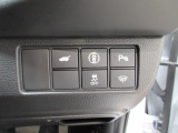 パワーテールゲートの開閉、横滑りを防ぐVSA等のスイッチ類は運転席の右側、手の届きやすい位置にあります。