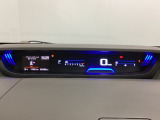 中央にデジタル表示のスピードメーターを配したメーターになっています。左側のインフォメーション画面で燃費などの情報を確認できます。