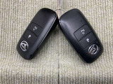 手荷物が多いときでも、スマートキーをバッグやポケットに携帯していれば、キーを取り出すことなくドアの解錠・施錠ができます