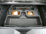 最近はパンク修理キットが標準ですね。タイヤの無い分軽量化と収納スペース確保できますね。