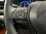 ステアリングスイッチ付きで、運転中に視線を前に向けたまま操作できます。