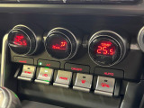 【左右独立型フルオートエアコン】運転席と助手席でそれぞれお好みの温度に設定可能。同乗者にも配慮した、快適な空調をお届け致します。