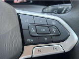 3スポークレザーステアリングにはオーディオや追従機能付きクルーズコントロールのスイッチが装備され、走行中、ハンドルから手を離すことなく安全に操作が出来ます。