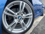 ●純正アルミホイール:輸入車ならではの卓越した走りを支えるホイールと足回りです!日本車の走りに慣れている方にもぜひ体感して頂きたいほど、高いレベルでまとまっています!
