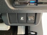 急速充電時は、車内の専用スイッチを操作することで充電口の蓋が開く仕組みです。車内からの操作に限定することで、誤接続や差し間違いを防ぐ安全性の高い設計となっています。