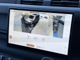 【3Dサラウンドカメラ】周囲の安全確認をアシストする機能です。3D車外ビュー、360&deg;オーバーヘッドビューを 利用して、狭いスペースでも安心、スムーズに運転操作ができます。