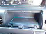 運転席前の物入です。手の届くところにありますので簡単に取り出せます。
