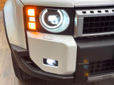 【LEDヘッドライト】悪天候や夜間走行時も良好な視界を確保し安心して運転できる高輝度LEDヘッドライトを装備!点灯速度が早く、消費電力も抑えられています。
