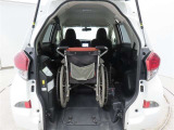 ほとんどの車いすには対応していますが、リクライニング式、電動式やお子様用のバギーなど大型のタイプをお使いの方は、事前にご相談ください。