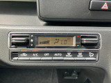 オートエアコンなので設定した温度で車内の温度を保ってくれます♪