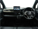 ◆インテリアパネル◆視界広々で非常に運転しやすくロングドライブでも疲れを感じさせないすっきりとまとまったインパネ周りです。