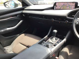 運転席は運転に集中出来るようなデザインになっており、操作のボタンも押しやすい位置にあります。