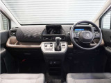【室内】シートや内装各部への徹底した清掃を実施。