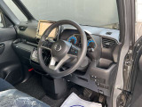 快適に運転できるドライブポジション!運転席シートリフターとシートスライドで、無理のない運転姿勢がとれます。