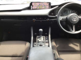 運転席は運転に集中出来るようなデザインになっており、操作のボタンも押しやすい位置にあります。